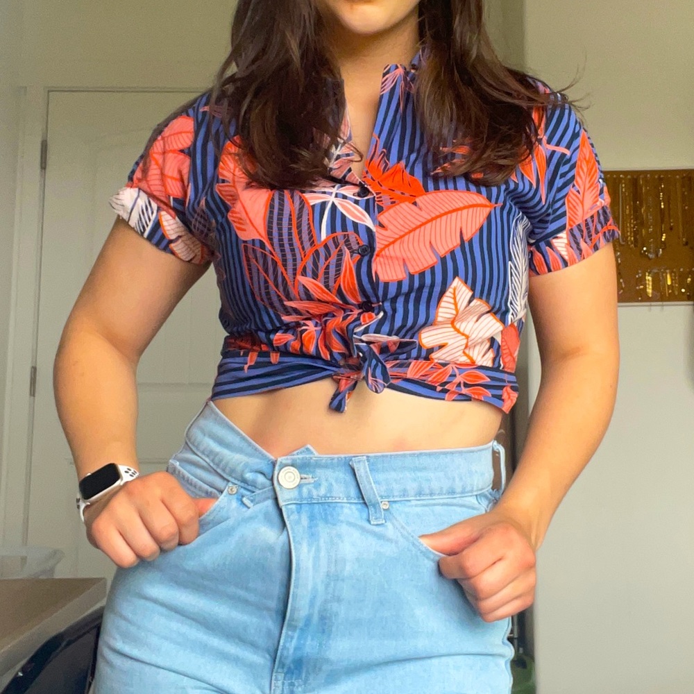 Blue floral tie cropped tee